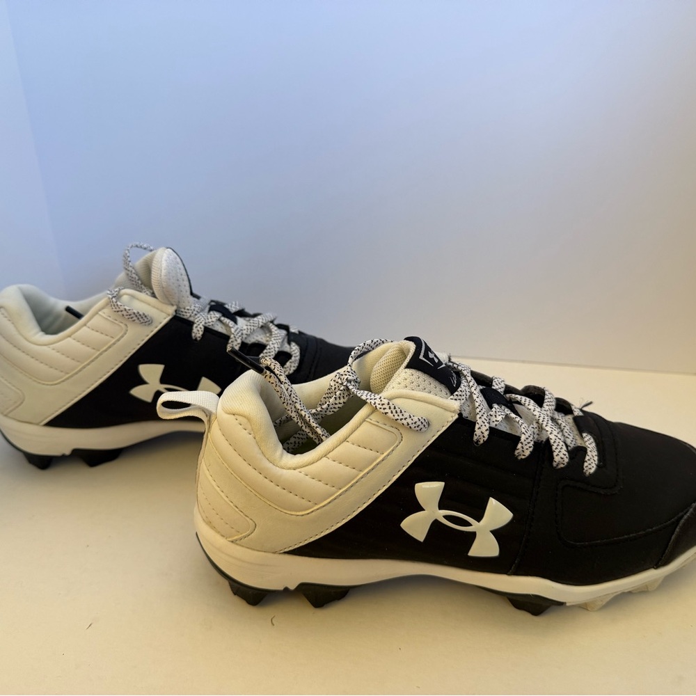 Boys/Men’s Under Armour Baseball Cleats – Size 5